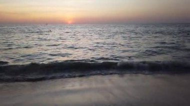 Phuket, Tayland sahillerinde güzel bir gün batımı.