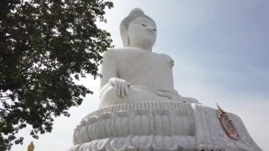 Phuket, Tayland 'daki bir dağda büyük bir Buda heykeli.