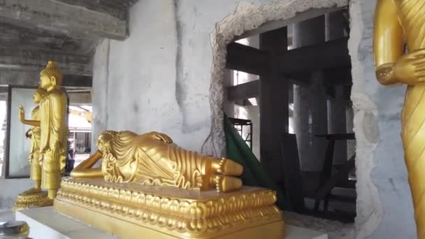 Χρυσά Βουδιστικά Αγάλματα Στην Ταϊλάνδη Πουκέτ — Αρχείο Βίντεο