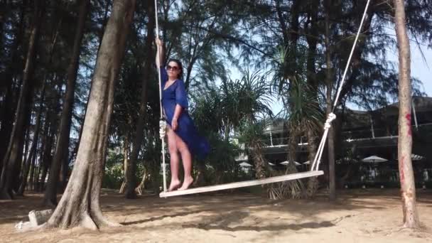 Ένα Κορίτσι Ιππεύει Μια Μεγάλη Κούνια Κοντά Μια Αμμώδη Παραλία — Αρχείο Βίντεο