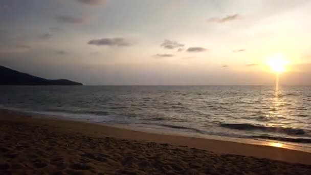 Atardecer Timelapse Playa Mai Khao Phuket Tailandia — Vídeos de Stock