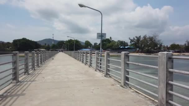 ラワイ橋の上の滑らかな通路 プーケットタイ — ストック動画