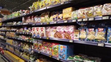 08 Nisan 2020, MOSCOW, RUSSIA: COVID-19 virüs salgını sırasında süpermarket rafları