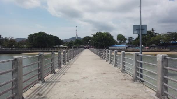 Ομαλή Αργή Διέλευση Πάνω Από Γέφυρα Ravai Στην Ταϊλάνδη Πουκέτ — Αρχείο Βίντεο