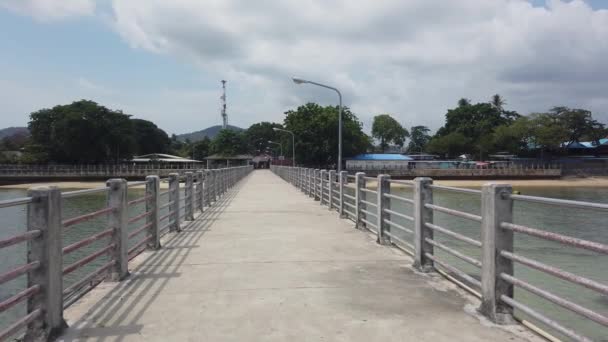 Doux passage lent sur le pont Ravai en Thaïlande, Phuket 