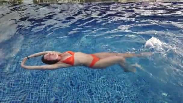 女の子ブルネット泳ぐでAブループール — ストック動画