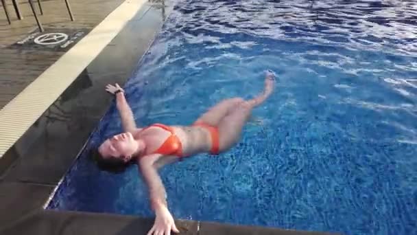 女の子ブルネット泳ぐでAブループール — ストック動画