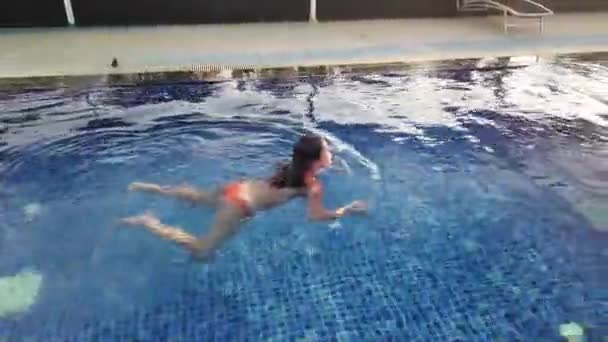 Dziewczyna Brunetka Pływa Niebieski Basen — Wideo stockowe