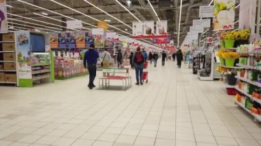 11 Nisan 2020, MOSCOW, RUSSIA: COVID-19 virüs salgını sırasında süpermarket rafları