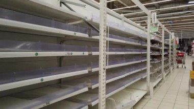 11 Nisan 2020, MOSCOW, RUSSIA: COVID-19 virüs salgını sırasında süpermarket rafları