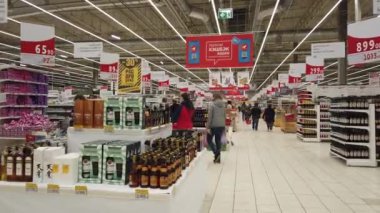 11 Nisan 2020, MOSCOW, RUSSIA: COVID-19 virüs salgını sırasında süpermarket rafları