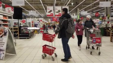 11 Nisan 2020, MOSCOW, RUSSIA: COVID-19 virüs salgını sırasında süpermarket rafları