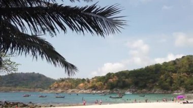 11 Mart 2020, Özgürlük Sahili, Phuket, Tayland: Beyaz kum ve turkuaz berrak su, uzun kuyruklu tekneler ve güneşlenen insanlar ile güzel tropikal plajdan manzara.