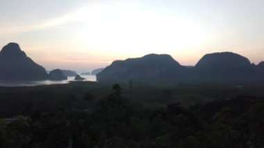 Samet Nangshe 'nin Tayland' daki güneş doğuşu manzarası.