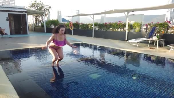 Girl Swims Hotel Pool Girl Relaxes Pool — Stock Video