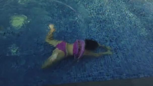 Rapariga Nada Piscina Hotel Menina Relaxa Piscina — Vídeo de Stock