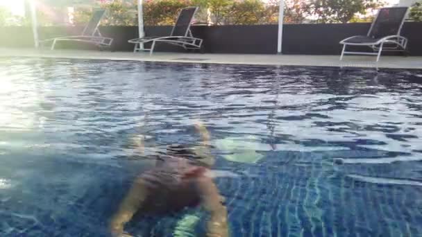 Girl Swims Hotel Pool Girl Relaxes Pool — Stock Video