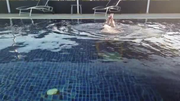少女はホテルのプールで泳いでいる 女の子リラックスによってザ プール — ストック動画