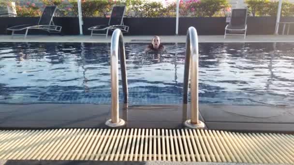 Das Mädchen Schwimmt Hotelpool Mädchen Entspannt Sich Pool — Stockvideo