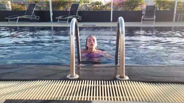 Girl Swims Hotel Pool Girl Relaxes Pool — Stock Video