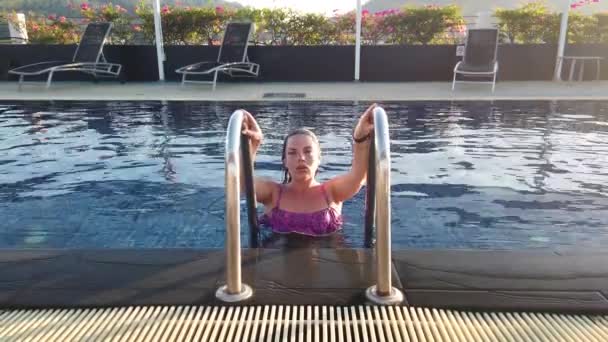 Дівчина Плаває Готельному Басейні Дівчина Відпочиває Біля Басейну — стокове відео