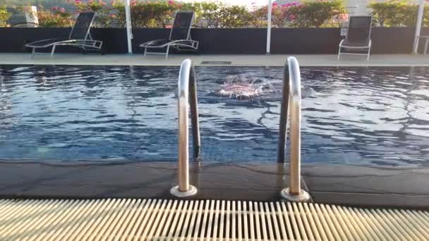 这个女孩在旅馆的游泳池里游泳 女孩在游泳池边放松 — 图库视频影像