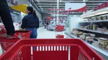 17 Nisan 2020, MOSCOW, RUSSIA: gıda arabası hipermarkette hareket ediyor