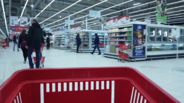 17 Nisan 2020, MOSCOW, RUSSIA: gıda arabası hipermarkette hareket ediyor