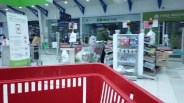 17 Nisan 2020, MOSCOW, RUSSIA: gıda arabası hipermarkette hareket ediyor