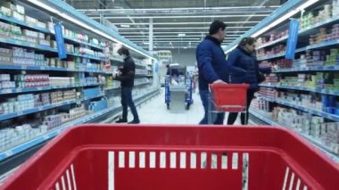 17 Nisan 2020, MOSCOW, RUSSIA: gıda arabası hipermarkette hareket ediyor