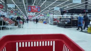 17 Nisan 2020, MOSCOW, RUSSIA: gıda arabası hipermarkette hareket ediyor