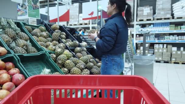 Duben 2020 Moskva Rusko Vozík Potravinami Pohybuje Hypermarketem — Stock video