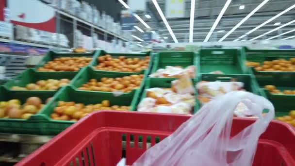 Abril 2020 Moscow Rússia Carrinho Comida Move Através Hipermercado — Vídeo de Stock