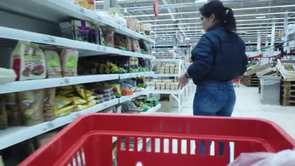 Nisan 2020 Moscow Russia Gıda Arabası Hipermarkette Hareket Ediyor — Stok video