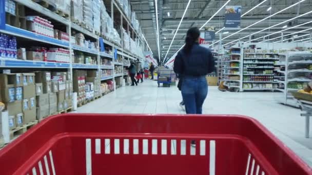 Апрель 2020 Москва Россия Продовольственная Тележка Проходит Через Гипермаркет — стоковое видео