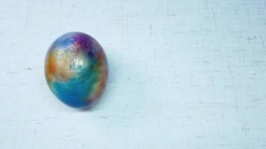 Beyaz arka planda renkli paskalya yumurtaları