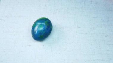 Beyaz arka planda renkli paskalya yumurtaları