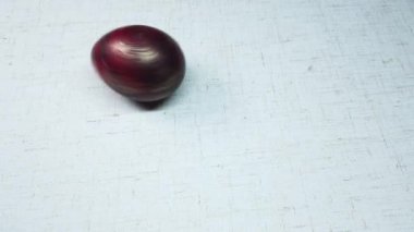 Beyaz arka planda renkli paskalya yumurtaları