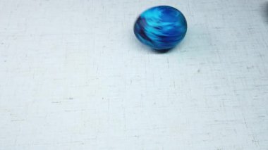 Beyaz arka planda renkli paskalya yumurtaları