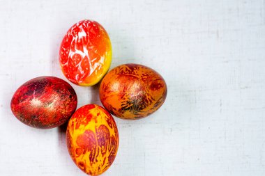 Farklı renklerde boyanmış Beyaz arka planda Paskalya yumurtaları