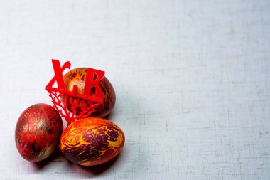 Farklı renklerde boyanmış Beyaz arka planda Paskalya yumurtaları