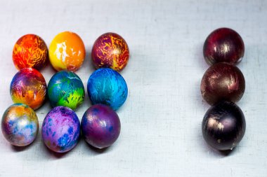 Farklı renklerde boyanmış Beyaz arka planda Paskalya yumurtaları