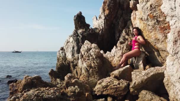 Una Chica Traje Baño Rojo Una Playa Rocosa — Vídeo de stock