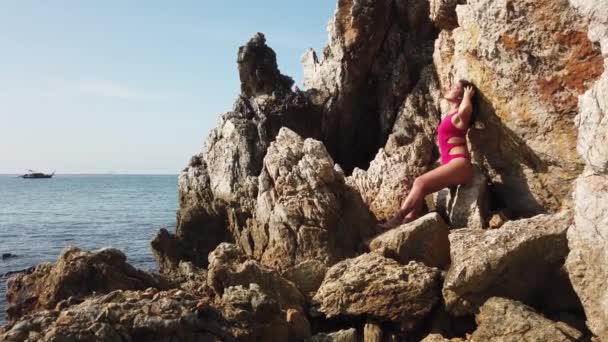바위투성이 해변에서 수영복을 — 비디오
