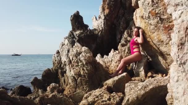 Una Ragazza Costume Bagno Rosso Una Spiaggia Rocciosa — Video Stock