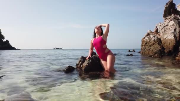 Una Ragazza Costume Bagno Rosso Una Spiaggia Rocciosa — Video Stock