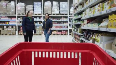 17 Nisan 2020, MOSCOW, RUSSIA: gıda arabası hipermarkette hareket ediyor