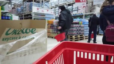 17 Nisan 2020, MOSCOW, RUSSIA: gıda arabası hipermarkette hareket ediyor