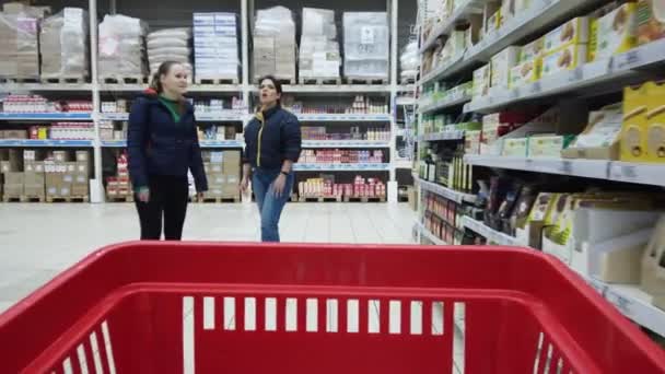 Kwiecień 2020 Moscow Russia Wózek Żywnością Przechodzi Przez Hipermarket — Wideo stockowe