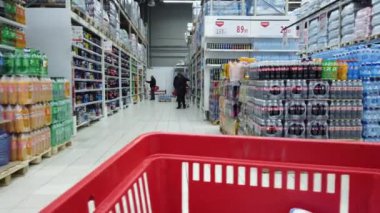 17 Nisan 2020, MOSCOW, RUSSIA: gıda arabası hipermarkette hareket ediyor